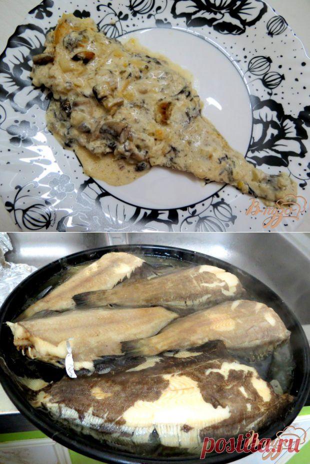 Камбала под сметанно - грибным соусом