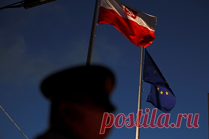 Названа провоцирующая большую войну Запада с Россией страна. Большую войну между Россией и Западом провоцирует Польша. Такую страну назвал украинский политолог Андрей Головачев, сообщает «Главред». Он напомнил, что Польша вступила в спор с Бельгией насчет независимости судебной системы. Государство может быть лишено 60 миллиардов евро помощи и исключено из Евросоюза, считает он.