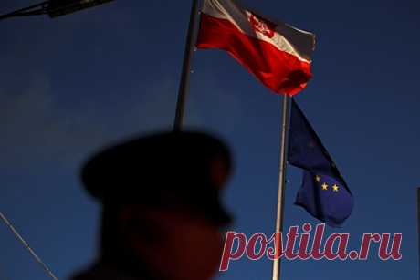 Названа провоцирующая большую войну Запада с Россией страна. Большую войну между Россией и Западом провоцирует Польша. Такую страну назвал украинский политолог Андрей Головачев, сообщает «Главред». Он напомнил, что Польша вступила в спор с Бельгией насчет независимости судебной системы. Государство может быть лишено 60 миллиардов евро помощи и исключено из Евросоюза, считает он.