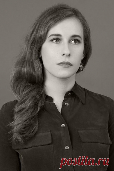 «Про свои отношения с книгами я точно поняла одно: не выношу искусственно выстроенных иерархий, навязанного кем бы то ни было деления на высокое и низкое. Мне кажется, ничего, кроме зашоренности и самоограничения, в этом нет». Зам. главного редактора GQ Елена Смолина рассказывает о книгах, которые изменили её жизнь