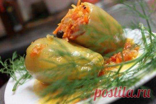 Перец, фаршированный овощами (без масла)

Ингредиенты: 
8 крупных болгарских перца, 
3 моркови, 
4 помидора, 
1 корень петрушки и сельдерея, 
3 луковицы, 
соль и перец, 
зелень.

Приготовление: перцs промыть, удалить семена. Морковь, помидор, лук, корень петрушки и сельдерея нашинковать и потушить в собственном соку. Добавить соль и перец по вкусу. Полученным фаршем наполнить перцы и поставить запекаться на противне (налить немного воды) в духовку. Готовые перцы посыпать нарезанной зеленью.