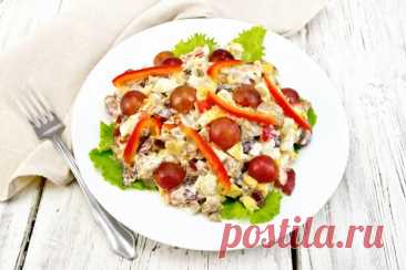 Мясной салат с виноградом и орехами