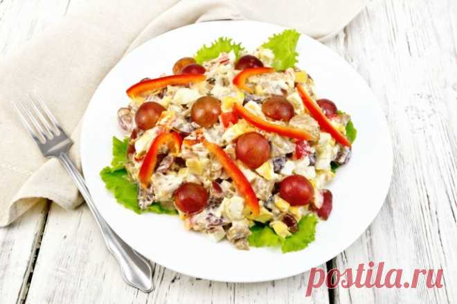 Мясной салат с виноградом и орехами