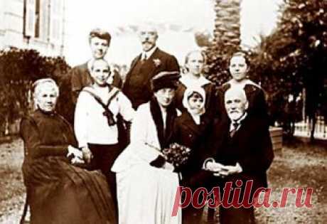 Галина Богданова (Кравченко)
---------------------------------------------------------------------------------------------------
                            
                                ДИНАСТИЯ  МЕХОВЫХ  КОРОЛЕЙ  РОССИИ