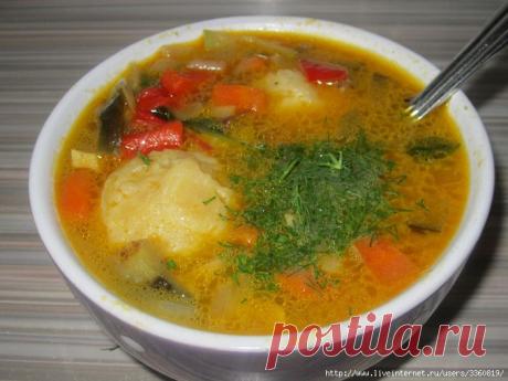 Суп с сырными клёцками | БУДЕТ ВКУСНО!
Наверное, все, кто любит готовить знает, что курица и сыр очень хорошо сочетаются по вкусу и дополняют друг друга. Именно поэтому такое сочетание продуктов используется  во многих рецептах, например, всем известные куриные отбивные с сыром, куриное филе, запеченное с сыром и картофелем, жульен с сырной корочкой, рулетики из куриного филе с сыром.