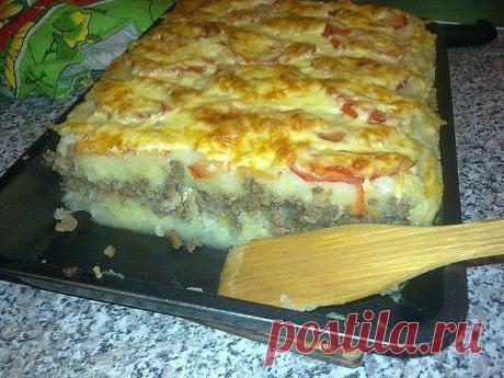 Картофельная запеканка с фаршем  просто объеденье! Обязательно приготовьте! Ставьте "Класс!", и рецепт сохранится на вашей страничке!

Ингредиенты:
-картофель 500-700 гр.
-мясной фарш 500-700 гр.
-две средних луковицы
-100 гр. твёрдого сыра или сметаны
-50 г. сливочного масла
-помидоры
-соль, растительное масло для жарки.

Приготовление картофельной запеканки с фаршем:
Отварить картошку и растолочь с добавлением сливочного масла. Картошку солить в процессе варки.
Мелко нар...