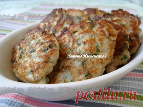 Рубленные котлеты из куриного филе

Рубленные котлеты из куриного филе всегда получаются очень нежными и сочными. Для приготовления рубленных котлет можно использовать мясо куриных бедер, но и из филе куриной грудки такие котлеты не будут сухими. Такие котлетки можно готовить с различными добавками, например, с грибами или с сыром. 
Для приготовления рубленных котлет из куриного филе понадобится: 
300 г филе куриной грудки; 
1 луковица; 
1 яйцо; 
1 ст. л. сметаны; 
1 ст. л...