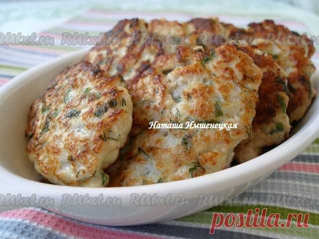 Рубленные котлеты из куриного филе

Рубленные котлеты из куриного филе всегда получаются очень нежными и сочными. Для приготовления рубленных котлет можно использовать мясо куриных бедер, но и из филе куриной грудки такие котлеты не будут сухими. Такие котлетки можно готовить с различными добавками, например, с грибами или с сыром. 
Для приготовления рубленных котлет из куриного филе понадобится: 
300 г филе куриной грудки; 
1 луковица; 
1 яйцо; 
1 ст. л. сметаны; 
1 ст. л...
