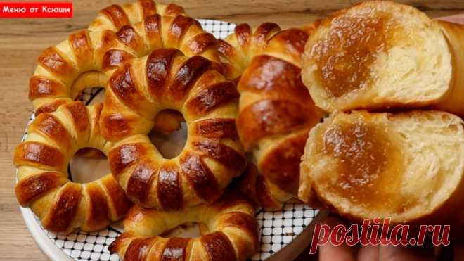 Завитушки с повидлом Это простой рецепт очень вкусных, мягких как пух завитушек с волшебным яблочным вареньем. То что нужно к чаю!Состав: ✔500 г муки ✔150 мл молока ✔щепотка соли ✔100 г сахара ✔8 г дрожжей ✔3 яйца(1 желток на смазку) ✔60 г сливоч.масла ✔1 пакетик ванильного сахара ✔300 г яблочного повидла ✔1...