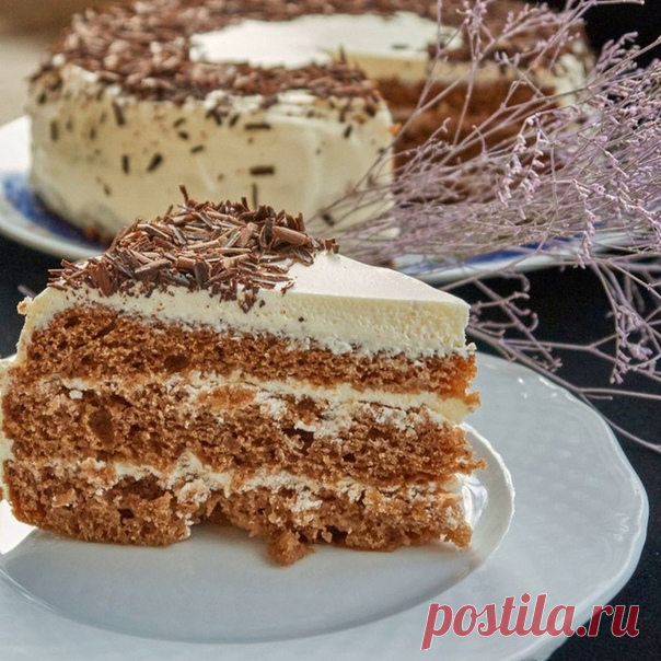 МОКРЫЙ ТОРТ СО СМЕТАННЫМ КРЕМОМ
⠀
Состав:
 сгущенное молоко -1 банка (370 г.);
 сливочное масло - 50 гр.;
 мука пшеничная - 250 гр.;
 кефир - 100 мл.;
 разрыхлитель - 10гр.
 пропитка: 250 мл. воды + 2 ч. ложки меда;
 крем: 400 гр сметаны, 80 гр. сахарной пудры, 1/3 ч.л.ванилина.