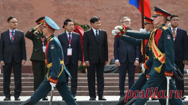 Президент Лаоса возложил венок к Могиле Неизвестного Солдата