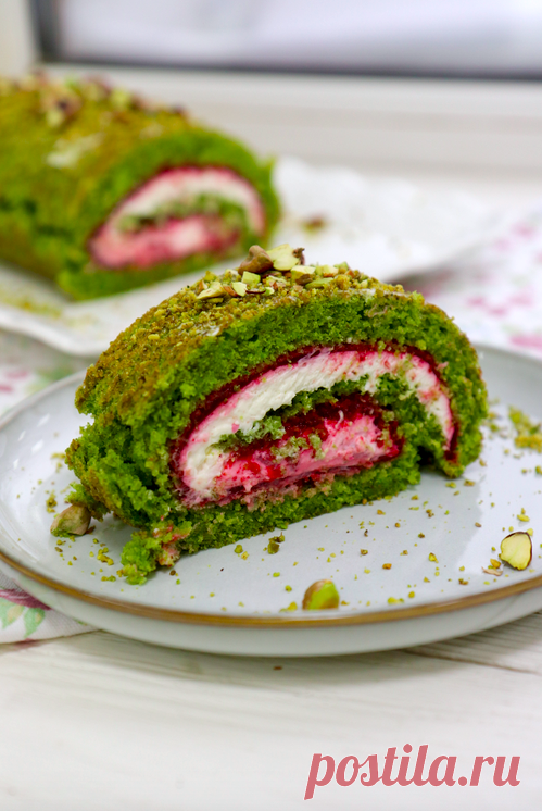 ИЗУМРУДНЫЙ РУЛЕТ С МАЛИНОЙ И ФИСТАШКОЙ