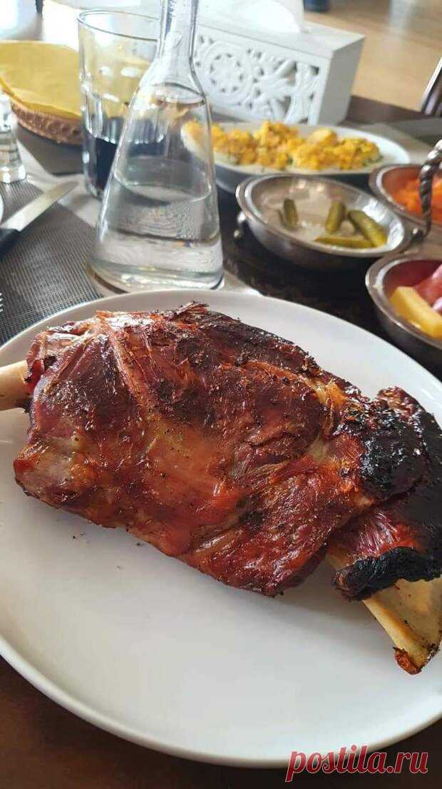 Баранья нога в казане. Праздничное и бесподобно вкусное блюдо .Кулинарные игры на природе - Вкусно с Любовью - медиаплатформа МирТесен Баранья нога в казане. Праздничное и бесподобно вкусное блюдо Баранья нога в казане в соли, три часа и не описуемое удовольствие обеспечено!Всё предельно просто, нам понадобится:баранья нога один штукасоль 6 кгприправы на свой вкусфольгаказаночаг<br