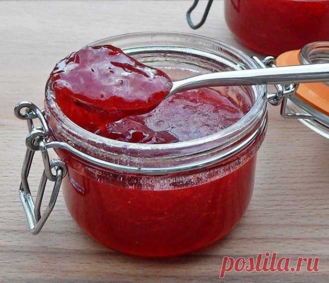 Клубничное повидло  
Вкусная домашняя заготовка готовится быстро и просто. Думаю, что не только ребенок, но и редко какой взрослый, откажется от повидла из клубники — вкусного и полезного лакомства. 
 
На 1 кг ягод нужно 750 г сахара. Приготовление: 1. Вымытые и сухие ягоды...