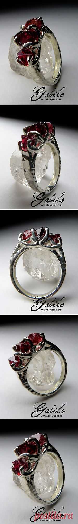 Кольцо с кристаллами шпинели