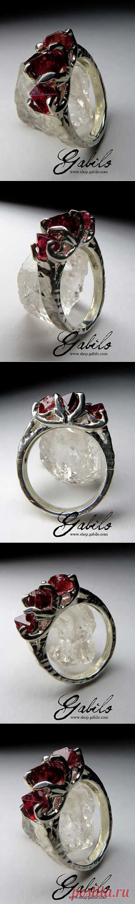 Кольцо с кристаллами шпинели