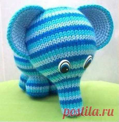 Радужный слоник вязаный спицами, описание по ссылке: https://ru4kami.ru/vyazhem-igrushki/302-raduzhnyy-slon..