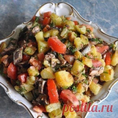 Салат со шпротамиИнгредиенты: Шпроты Картофель Помидоры Укроп Способ приготовления: Картофель отварить, охладить, нарезать кубиками и обжарить. Помидоры нарезать. Шпроты отделить от масла и измельчить. Укроп мелко нарезать. Все смешать и заправить маслом от шпрот. Приятного аппетита!© Домохозяйка