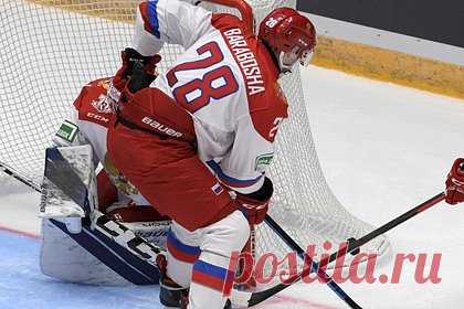 19-летний россиянин победил 31-летнего немца в драке во время матча КХЛ. Защитник ЦСКА Артем Барабоша и форвард «Автомобилиста» Брукс Мэйсек устроили драку в матче регулярного чемпионата КХЛ. 19-летний россиянин сделал подножку игроку екатеринбургского клуба, а 31-летний немец вступился за партнера. Оба хоккеиста сбросили перчатки, а победителем из противостояния вышел Барабоша.