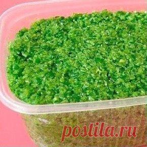 ЧЕСНОЧНЫЕ СТРЕЛКИ ВПРОК 
Чеснок (чесночные молодые стрелки) — 500 г 
Соль — 0,5 ч. л. 
Масло растительное — 1,5 ст. л. 
Собранные с чеснока стрелки хорошо помыть и удалить жёсткую часть. Как это сделать стрелочка вам подскажет сама. Мягкая часть стрелки хорошо обламывается при нажатии, а уже огрубевшая часть просто заламывается. 
Затем выложить на бумажное полотенце, чтобы убрать лишнюю влагу. 
Когда стрелки обсохнут, произвольно их нарежем. 
В чашу блендера положим чесночные стрелки, добави