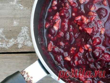 * Яблоки, обжаренные с орехами и клюквой.