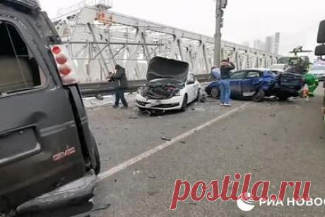 Последствия массового ДТП в Москве показали на видео. Последствия массового ДТП на Кутузовском проспекте в Москве показали на видео. Об аварии на съезде с третьего транспортного кольца (ТТК) стало известно ранее 21 декабря. Предполагаемый виновник — водитель Ford Explorer Павел Середнев. Одна из пострадавших заявила, что он был в невменяемом состоянии.