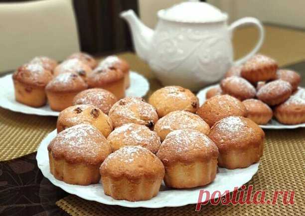 ВКУСНЫЕ КЕКСЫ НА КЕФИРЕ
ИНГРЕДИЕНТЫ:
 2 яйца
 1 ст.сахара
 1 ст. йогурта (кефира)
 100 гр.растопленного слив.масла
 2 ст.муки
 2 ч.л. разрыхлителя
 ванилин
