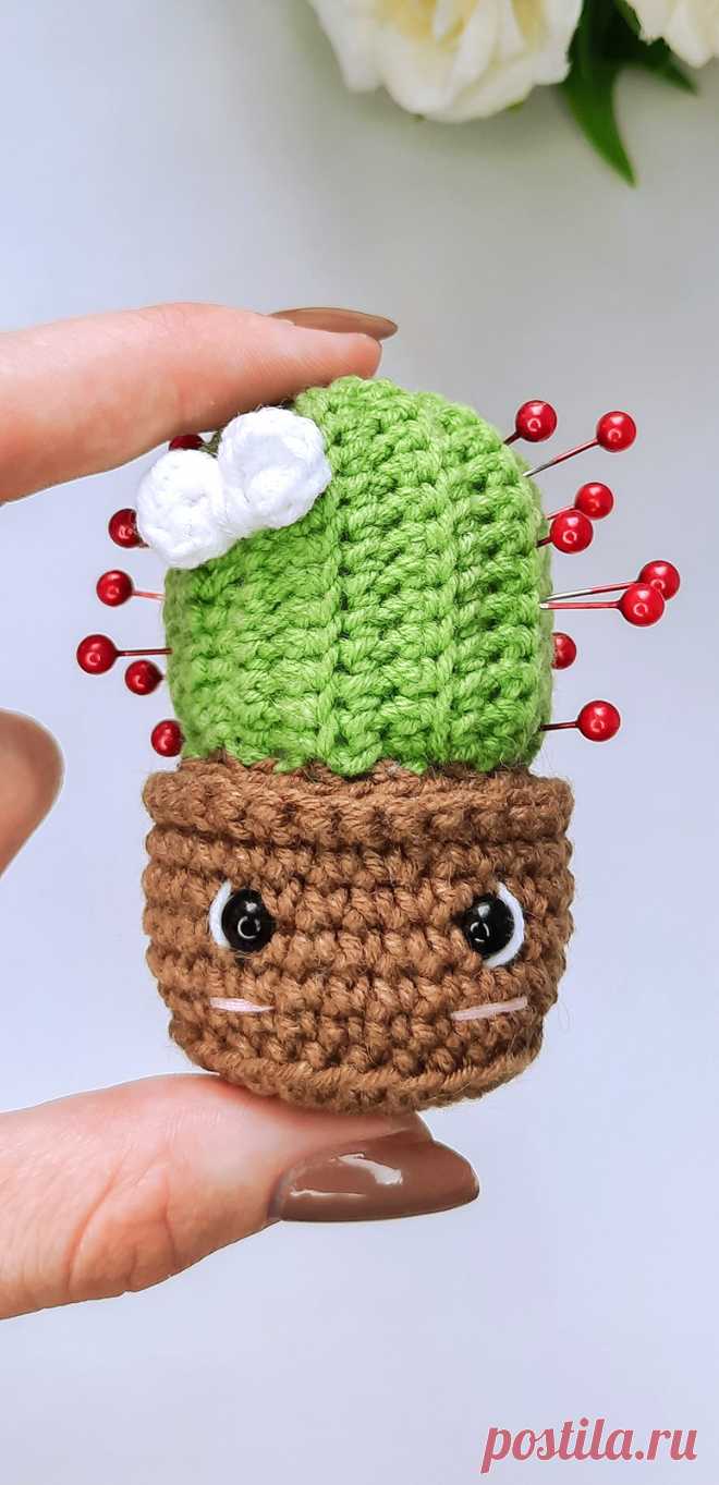 PDF Кактусик крючком. FREE crochet pattern; Аmigurumi toy patterns. Амигуруми схемы и описания на русском. Вязаные игрушки и поделки своими руками #amimore - маленький кактус в горшочке, растение, колючка, игольница.