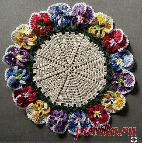 Цветочная салфеточка с каймой из анютиных глазок