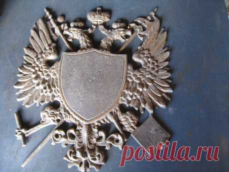 VINTAGE METAL ART WALL PLAQUE Medieval Knight Coat Of Arms Eagle Crown  | eBay It depicts a double eagle under a crown. cast aluminum, the back is signed "japan" the front is antiqued gold tone. | eBay!