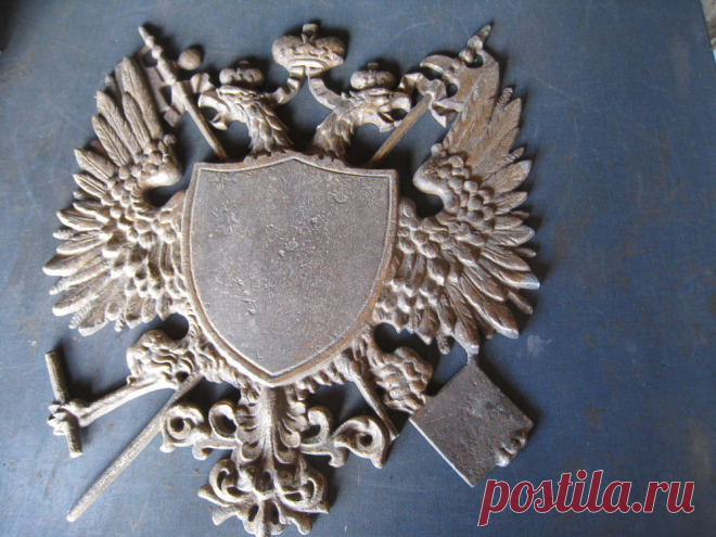 VINTAGE METAL ART WALL PLAQUE Medieval Knight Coat Of Arms Eagle Crown  | eBay It depicts a double eagle under a crown. cast aluminum, the back is signed 