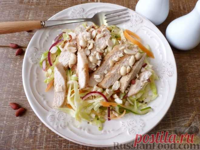 Рецепт: Вьетнамский салат с запечённой курицей и арахисом