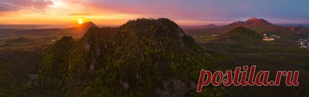 Горы Кавминвод в лучах восходящего солнца: на переднем плане гора Развалка, справа – горы Железная и рыжая от света Бештау. Автор фото – Фёдор Лашков: nat-geo.ru/community/user/27502 Доброе утро!