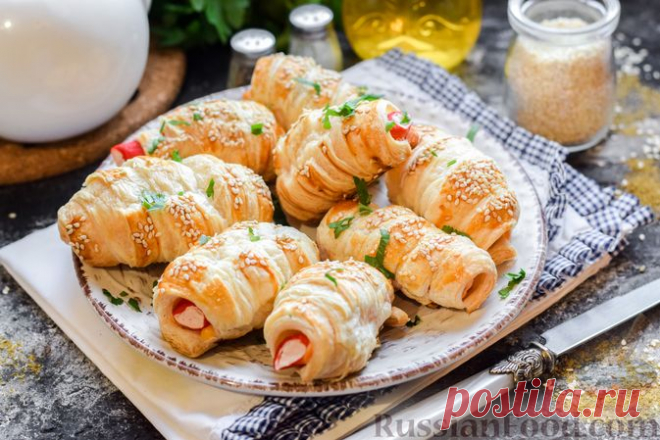 Рецепт: Слоёные трубочки с крабовыми палочками и сыром на RussianFood.com