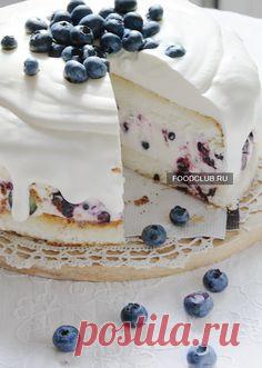 Летний, воздушный тортик, который можно делать с любыми ягодами — с клубникой, земляникой, черникой, голубикой, малиной. Рецепт можно изменять по своему вкусу, например приготовить больше творожного суфле, или уменьшить пропорции для бисквита. Чтобы тортик получился высоким, возьмите форму диаметром 22 см.