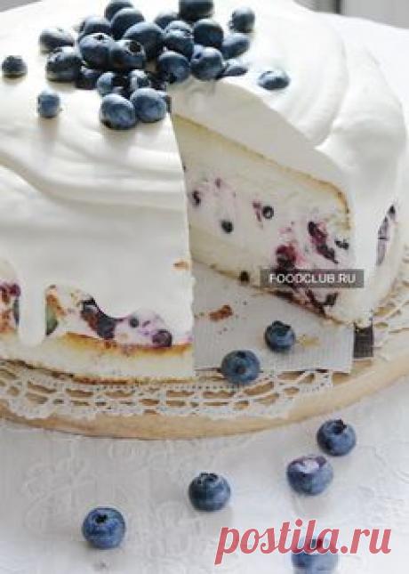 Летний, воздушный тортик, который можно делать с любыми ягодами — с клубникой, земляникой, черникой, голубикой, малиной. Рецепт можно изменять по своему вкусу, например приготовить больше творожного суфле, или уменьшить пропорции для бисквита. Чтобы тортик получился высоким, возьмите форму диаметром 22 см.