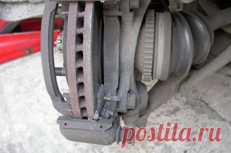 Почему срывает накладки на тормозных колодках - Опыт эксплуатации - ABW.BY Обычно тормозные колодки выходят из строя из-за износа фрикционных накладок, однако так бывает не всегда. Разбираемся в причинах разрушения и отслоения накладок
