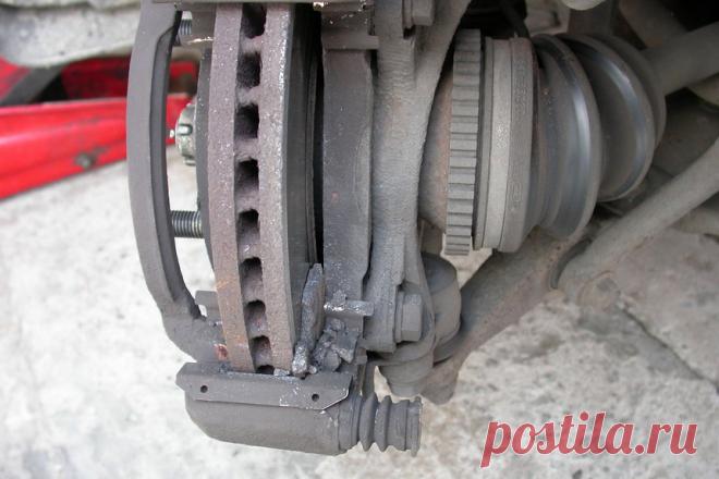 Почему срывает накладки на тормозных колодках - Опыт эксплуатации - ABW.BY Обычно тормозные колодки выходят из строя из-за износа фрикционных накладок, однако так бывает не всегда. Разбираемся в причинах разрушения и отслоения накладок