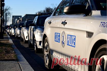 Мужчина услышал шутку брата и вызвал полицию. Мужчина услышал несколько оскорбительных шуток, которые его брат по имени Рик адресовал своей бывшей возлюбленной, и принял решение вызвать полицию. В посте на Reddit он объяснил, что посчитал, что его родственник может быть опасным для девушки. Родственники рассказчика не оценили его порыва и поругались с ним.