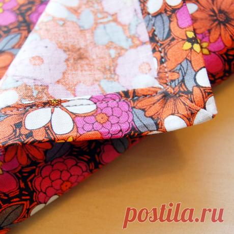 Рукодельные премудрости — как обработать края салфетки аккуратно и ровно В этом мастер-классе вы научитесь как сшить угол на вашем изделии.
    
Одними из первых проектов, на которых начинающие рукодельницы учаться шить, являются пошив салфеток, прихваток, скатертей, покры…