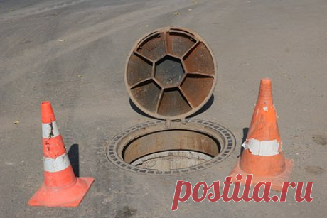 В Екатеринбурге появились канализационные люки в виде монет. На улицах Екатеринбурга появились 90 новых канализационных люков в виде старинных монет. Об этом сообщили в пресс-службе городской мэрии. «На 45 люках изображен знаменитый пятак Екатерины Второй 1763 года, — говорится в сообщении. — Это первый год чеканки такой монеты».