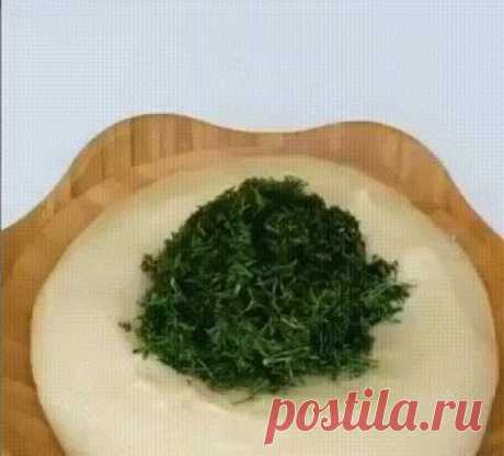 МЯГКАЯ АЧМА С УКРОПОМ МЯГКАЯ АЧМА С УКРОПОМ
2 стакана теплого молока
Половину стакана теплой воды
1 стакан растительного масла
1 столовая ложка сливочного масла (комнатной температуры)
1 ст. л. соли
3 столовые ложки сахара
2 яйца(один желток оставить для смазывания)
1,5 столовые ложки сухих дрожжей 
8 стаканов муки(тесто должно быть мягким)
Половина нарезанного пучка укропа
Дополнительно:
Сливочное масло
Приготовление:
Смешать воду и теплое молоко. Добавить дрожжи и сахар,...