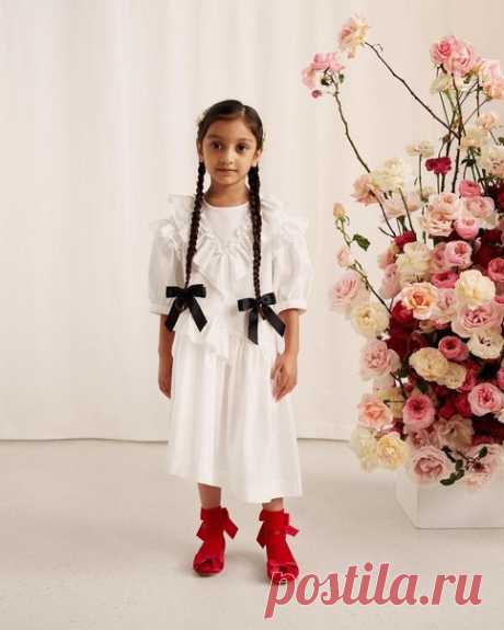 Дизайнерская коллекция Simone Rocha x H&amp;M появится в продаже уже завтра ТОЛЬКО на hm.com! 📸🎀 Выбирайте стильные новинки не только для себя, но и для деток. Первая в истории бренда коллекция детской одежды будет включать в себя миниатюрные версии некоторых общепризнанных хитов дизайнера, таких как фирменные блузки и платья с оборками. Познакомиться с очаровательными моделями из коллекции можно уже сейчас на hm.com! #SimoneRochaxHM #HM