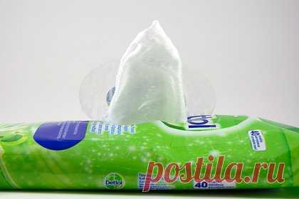 Стюардесса назвала одну необходимую для удачного полета вещь в ручной клади. Стюардесса американских авиалиний Delta Airlines посоветовала всегда брать с собой в ручную кладь спиртовые салфетки. По словам бортпроводницы Сиси, влажные салфетки могут помочь справиться с тошнотой, а также удалить неприятный запах в обуви. Кроме того, девушка посоветовала протирать ими подмышки и экран телефона.