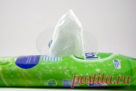 Стюардесса назвала одну необходимую для удачного полета вещь в ручной клади. Стюардесса американских авиалиний Delta Airlines посоветовала всегда брать с собой в ручную кладь спиртовые салфетки. По словам бортпроводницы Сиси, влажные салфетки могут помочь справиться с тошнотой, а также удалить неприятный запах в обуви. Кроме того, девушка посоветовала протирать ими подмышки и экран телефона.