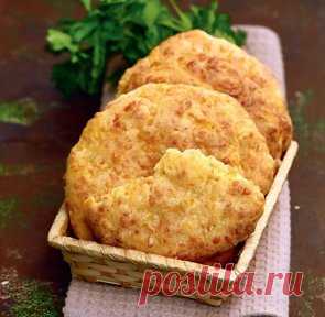 Быстрые сырные лепешки с морковью
Румяные лепешки хороши в любое время дня. Их можно есть на завтрак, смазывая маслом, или подать на обед к супу. На ужин они составят прекрасную пару с салатом или тушеными овощами. При этом готовятся лепешки довольно быстро, так что можно подавать их с пылу с жару.
Ингредиенты:
Мука — 350 г
Твердый сыр (чеддер, эмменталь, эдам, гауда) — 200 г
Сливочный сыр — 200 г
Молоко — 100 мл
Средняя морковь — 1 шт.
Сливочное масло — 70 г
Сахар — 1 ст. л.
Разрыхлитель — 2