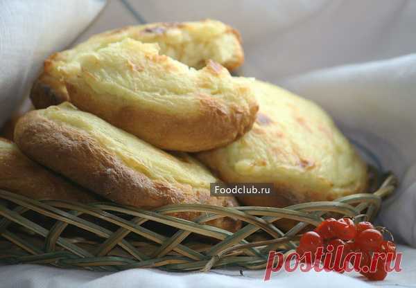 Уральские шаньги В интернете про шаньги рассказано достаточно. Например, что они очень распространены на Урале и в Сибири (хотя, переехав в Сибирь, я тут шанег не то что не встречала, но даже не раз объясняла, что это слово значит). А ещё, что вариантов шанег есть великое множество - из дрожжевого теста, из пресного, из разной муки, с разными намазками-поливами из сметаны, творога, картошки... Не претендуя на истину в последней инстанции, печь сегодня будем шанежки, которы...