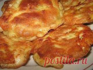 Куриные отбивные в кляре с сыром.

Ингредиенты:

● 1 крупная куриная грудка
● 150 гр твердого сыра
● 2 яйца
● 2 ст. л. майонеза
● 2 ст. л. муки
● хмели-сунели
● соль
● перец
● укроп

Приготовление:

Вечный вопрос - как приготовить куриную грудку чтоб и вкусно было и главное сочно!!! Предлагаю проверенный мной неоднократно рецепт ну очень сочных куриных отбивных. Филе порезать на порции и отбить.Посолить и приправить. Приготовить кляр - в яйца добавить майонез, соль, специи...