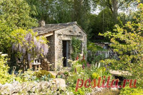 Марк организовал сад среди высоких деревьев, изображающих по сценарию лес. На участке находятся домик из камня, луг и цветник. У коттеджа также высадили мини-огород, смешав цветы, ягоды и овощи.