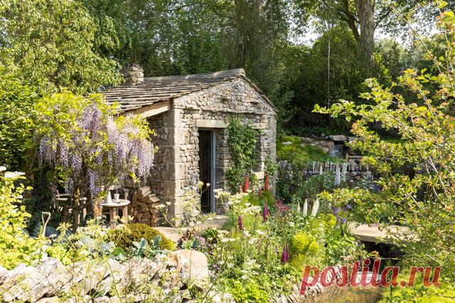 Марк организовал сад среди высоких деревьев, изображающих по сценарию лес. На участке находятся домик из камня, луг и цветник. У коттеджа также высадили мини-огород, смешав цветы, ягоды и овощи.